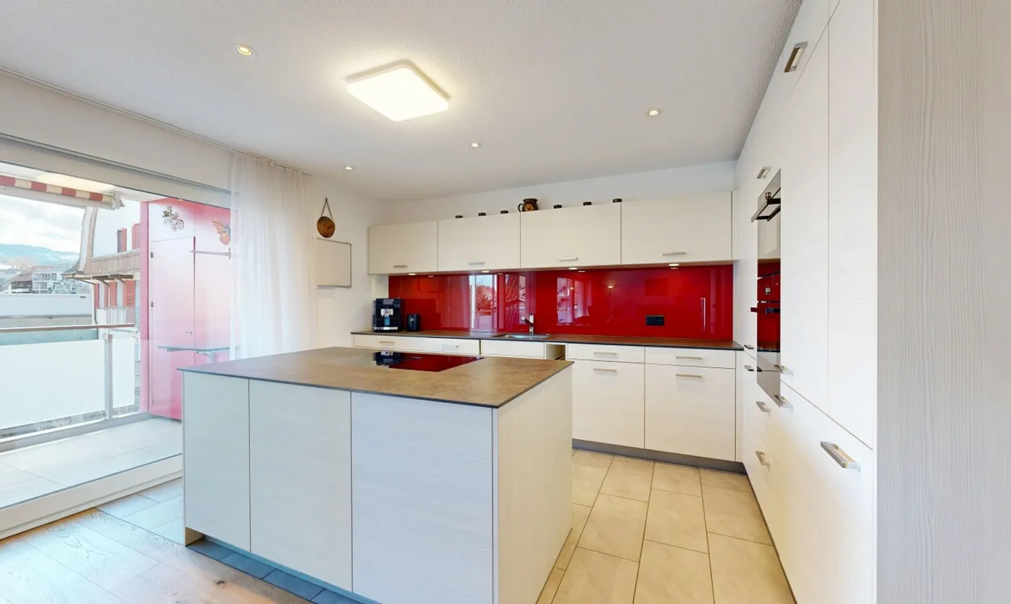 Moderno, luminoso e centralmente situato con bella vista - Foto 5 di 11