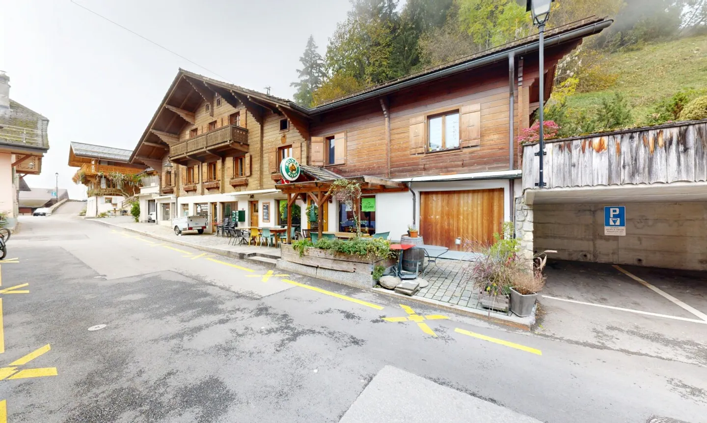 Building in the center of Gryon, great potential for your projects - Photo 2 of 11