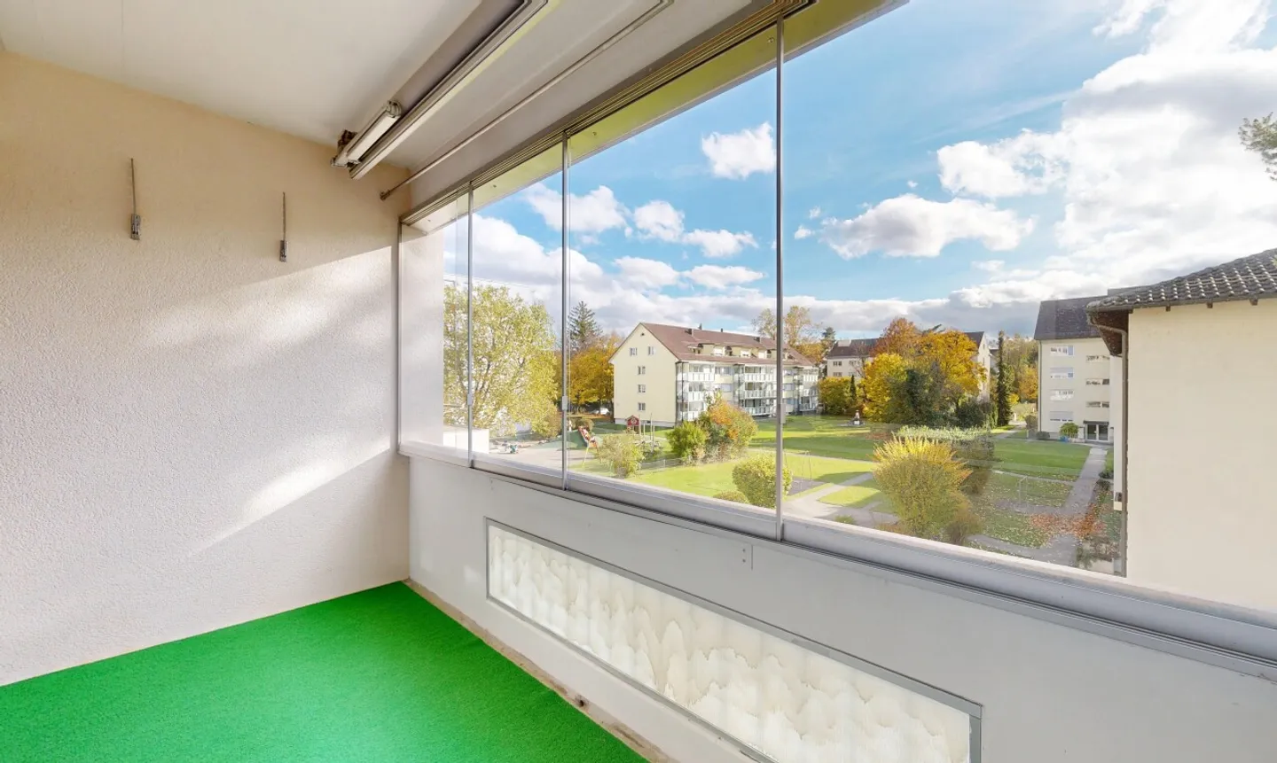 Bright 3.5-room apartment in Schwerzenbach ZH with comfort and charm - Photo 3 of 11