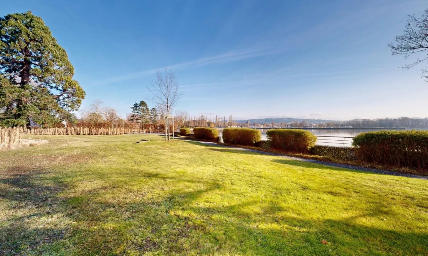 Casa a schiera ristrutturata sul lago di Bienne con prato giardino - Foto 1 di 11