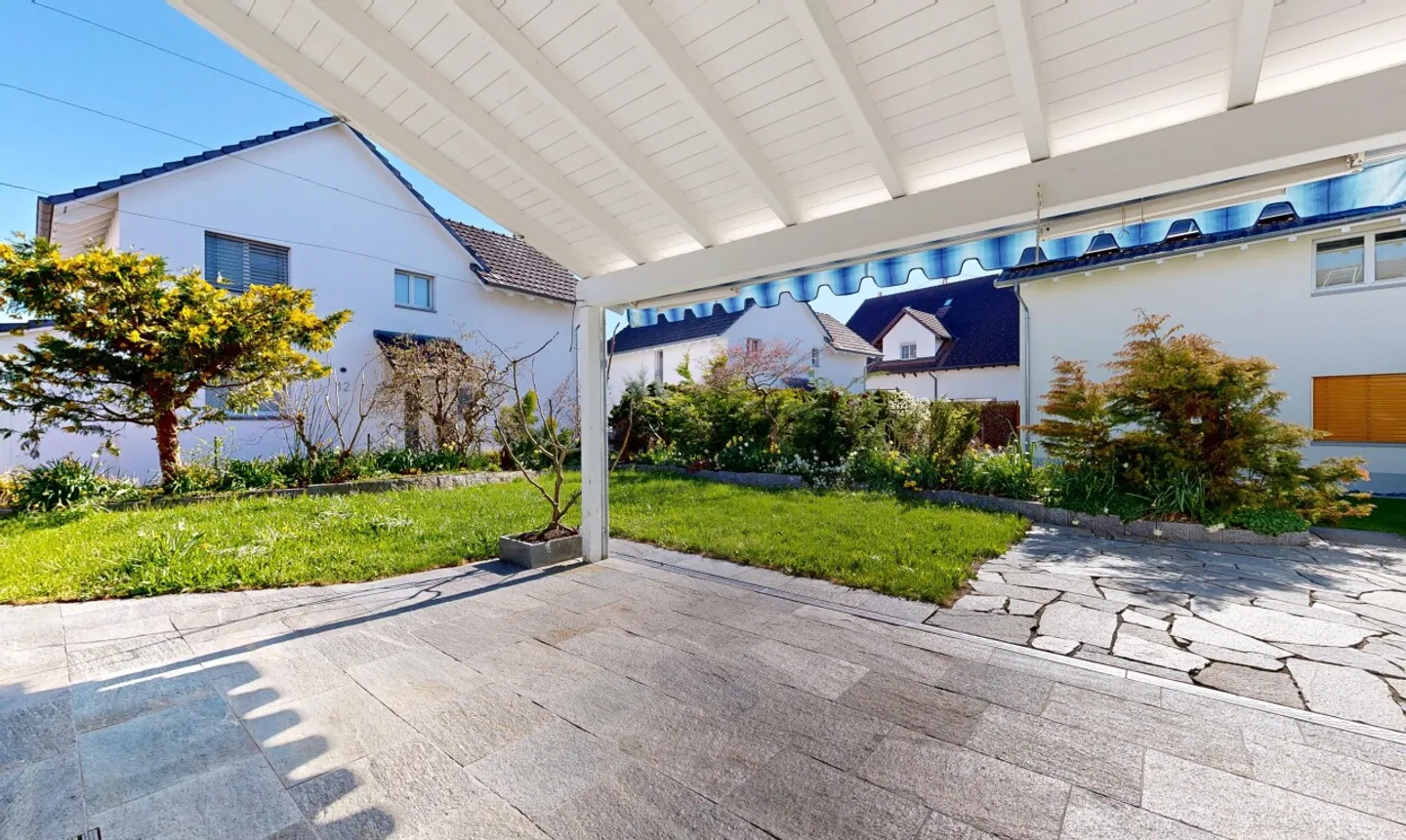 Sunny Family Happiness: 6.5-Room Single-Family House in a Nature-Friendly Location - Photo 2 of 13