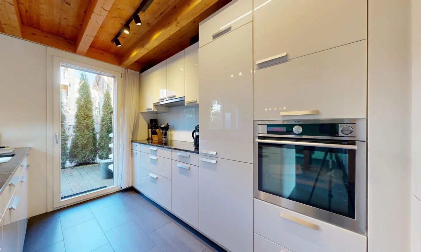 Spacious semi-detached house with garden and terraces in a quiet location - Photo 5 of 11