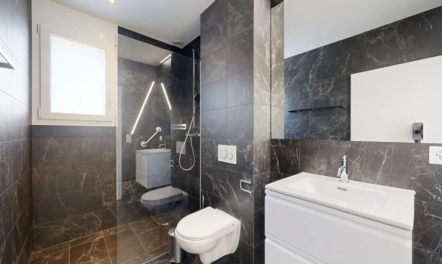 Exceptional penthouse with large terrace in Sion - Photo 10 of 11