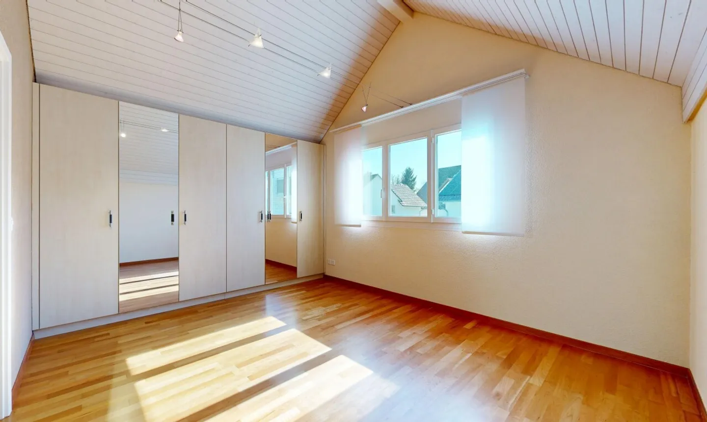Sunny Family Happiness: 6.5-Room Single-Family House in a Nature-Friendly Location - Photo 8 of 13