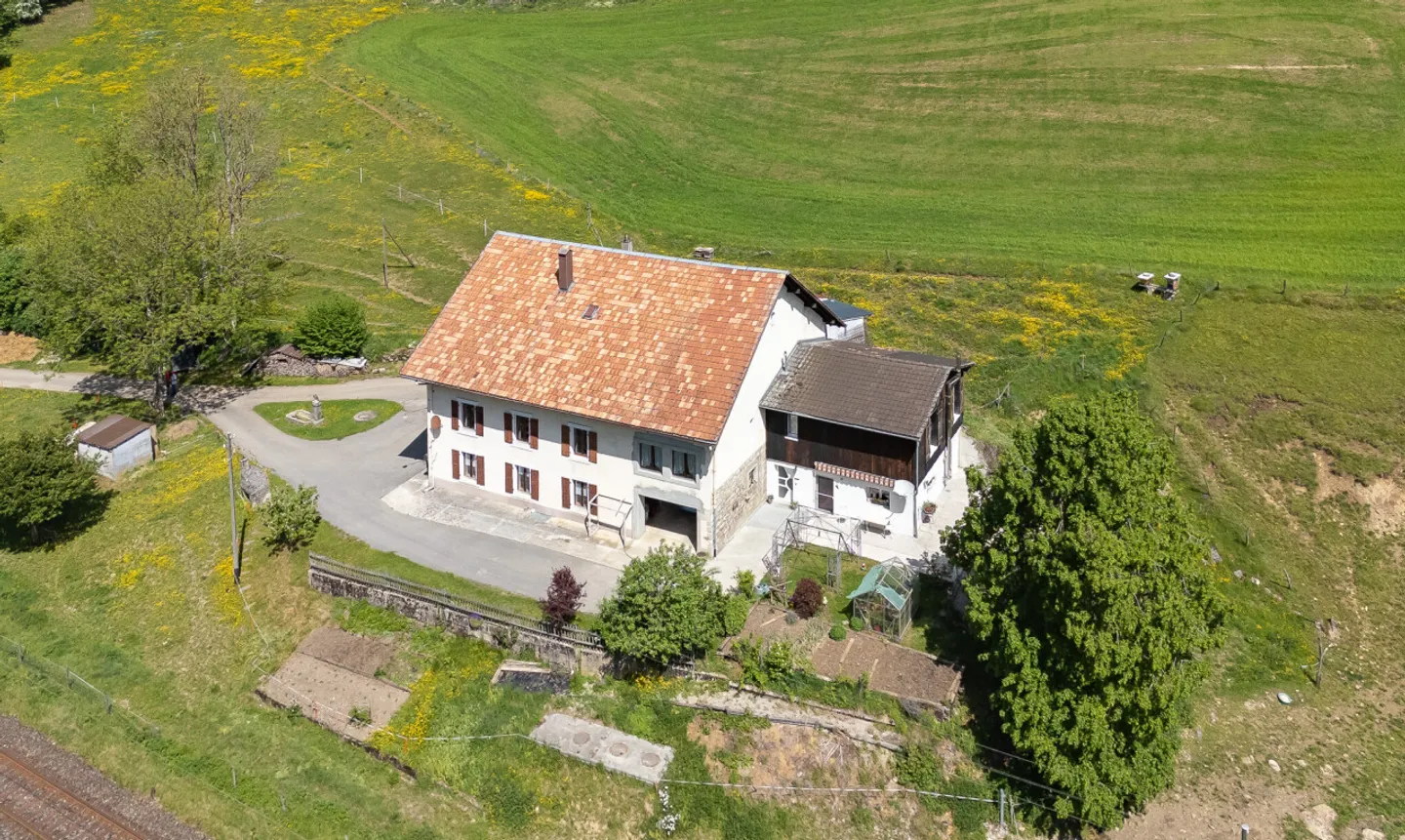 Les Bayards: Ancienne ferme avec grange et appartements - Photo 1 sur 11