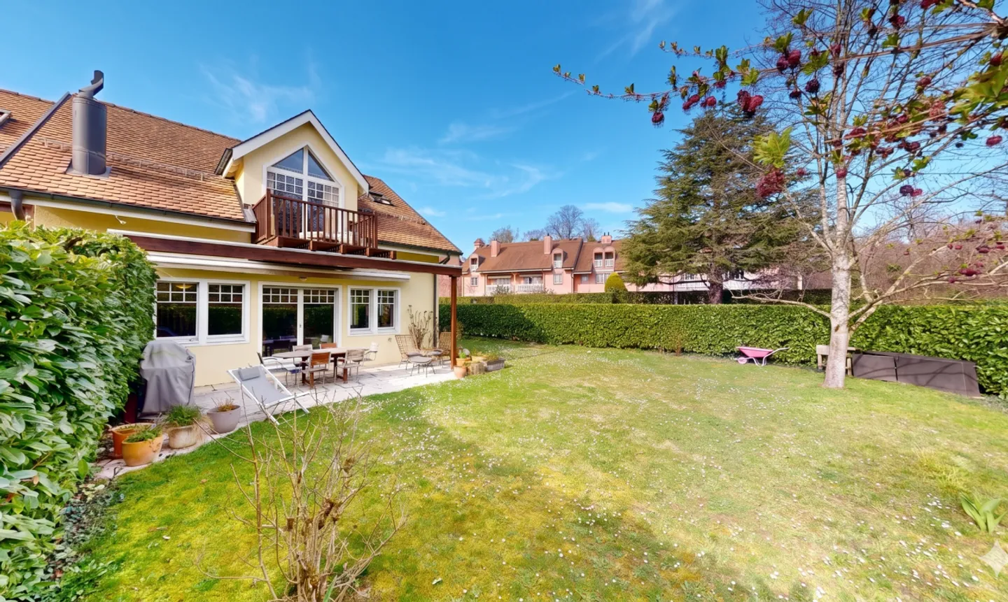 Magnificent house with garden in the Golf residences - Photo 1 of 13