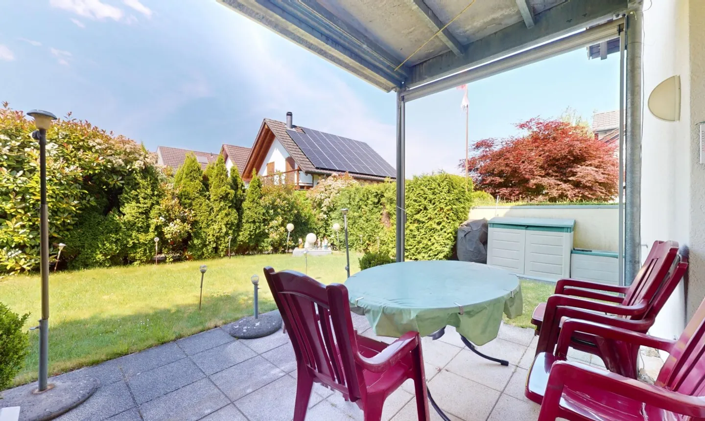 Casa unifamiliare luminosa con giardino idilliaco e garage separato - Foto 3 di 13