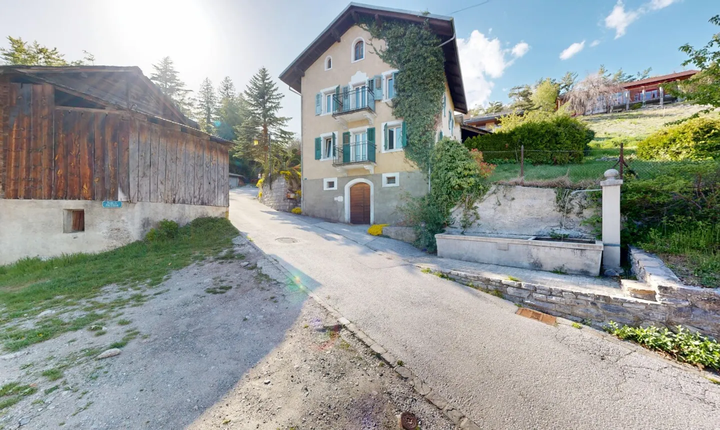 4,5-Zimmer-Wohnung zu renovieren mit Garten und ausbaubarem Dachboden - Foto 1 von 11