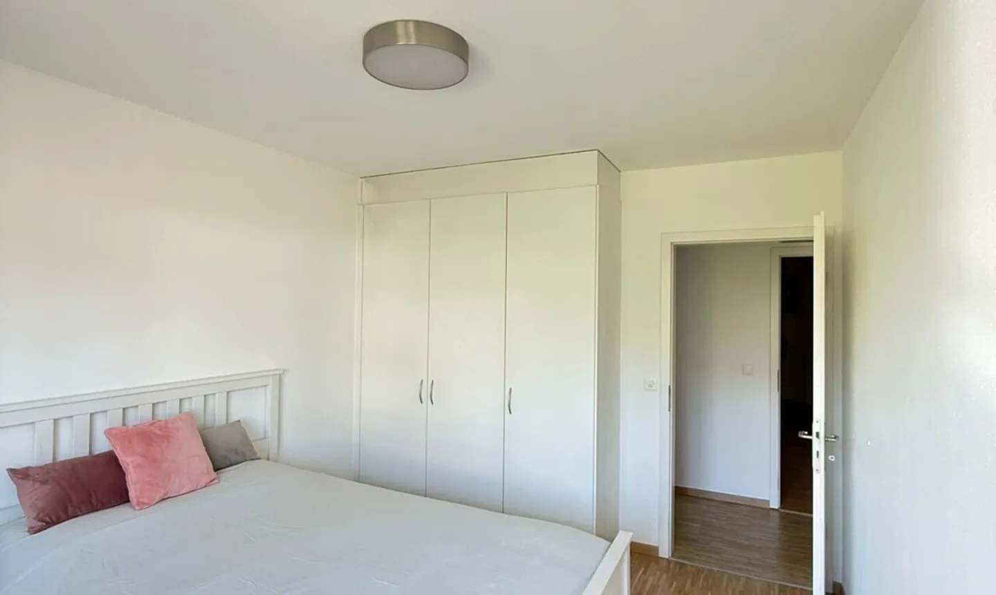 Geräumige, helle Wohnung mit atemberaubendem Seeblick! - Foto 7 von 13