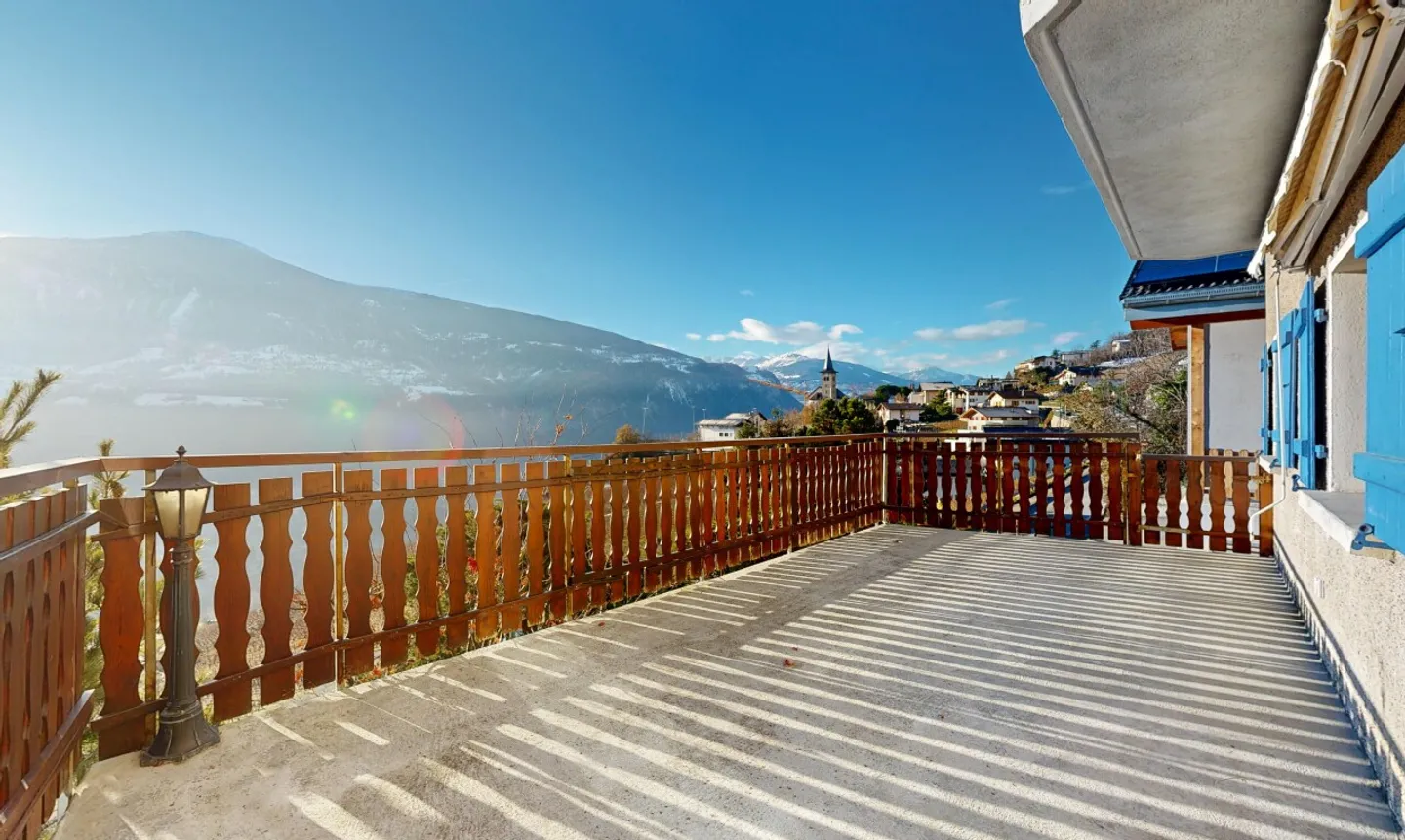 Charming house with great potential and breathtaking view - Photo 2 of 11