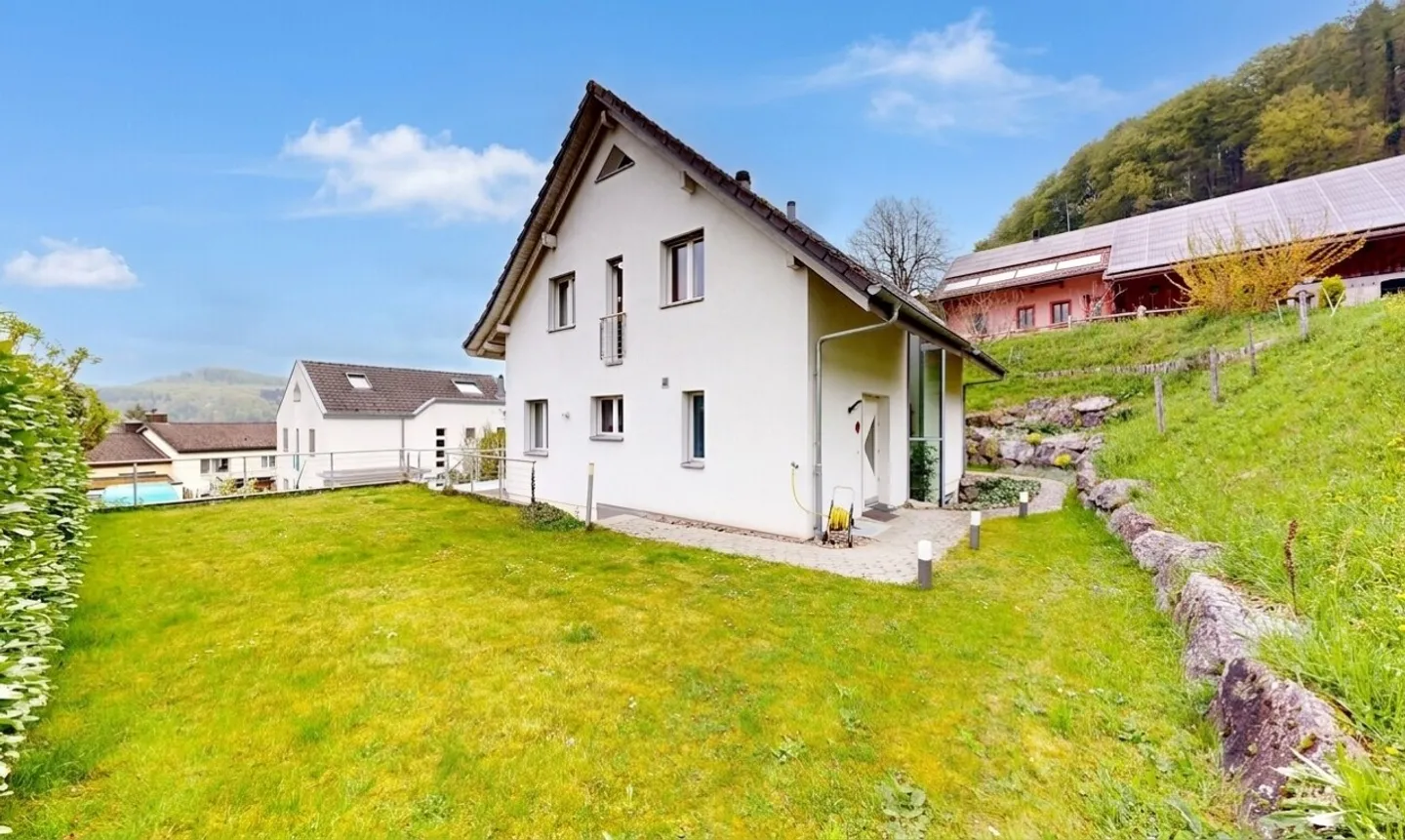 Stylish 6.5-room house in elevated location with panoramic view - Photo 1 of 11