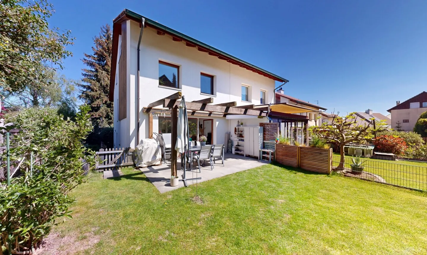 Maison familiale semi-détachée spacieuse dans un emplacement calme mais central - Photo 1 sur 11