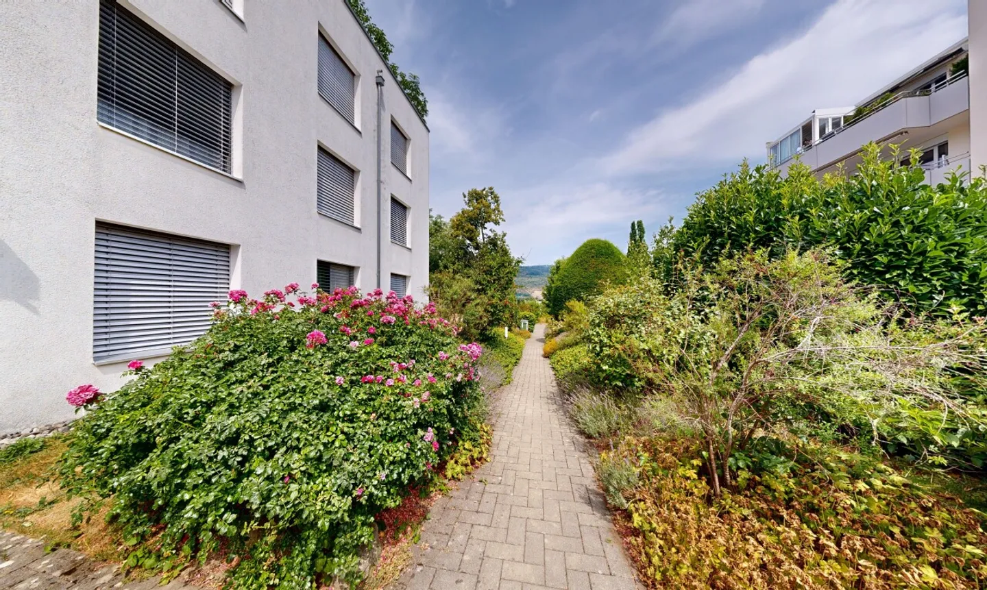 Grosse und helle Wohnung mit Weitsicht in Ipsach - Foto 1 von 11