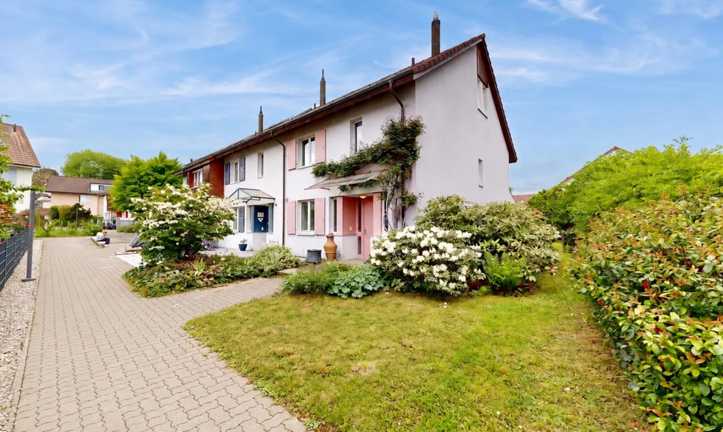 Maison d'angle de 5,5 pièces avec jardin idyllique dans un quartier familial - Photo 1 sur 11