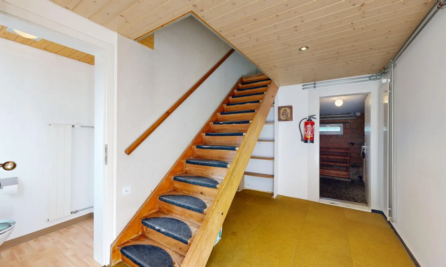 Well-maintained 4.5-room single-family house with large plot and development potential - Photo 8 of 11