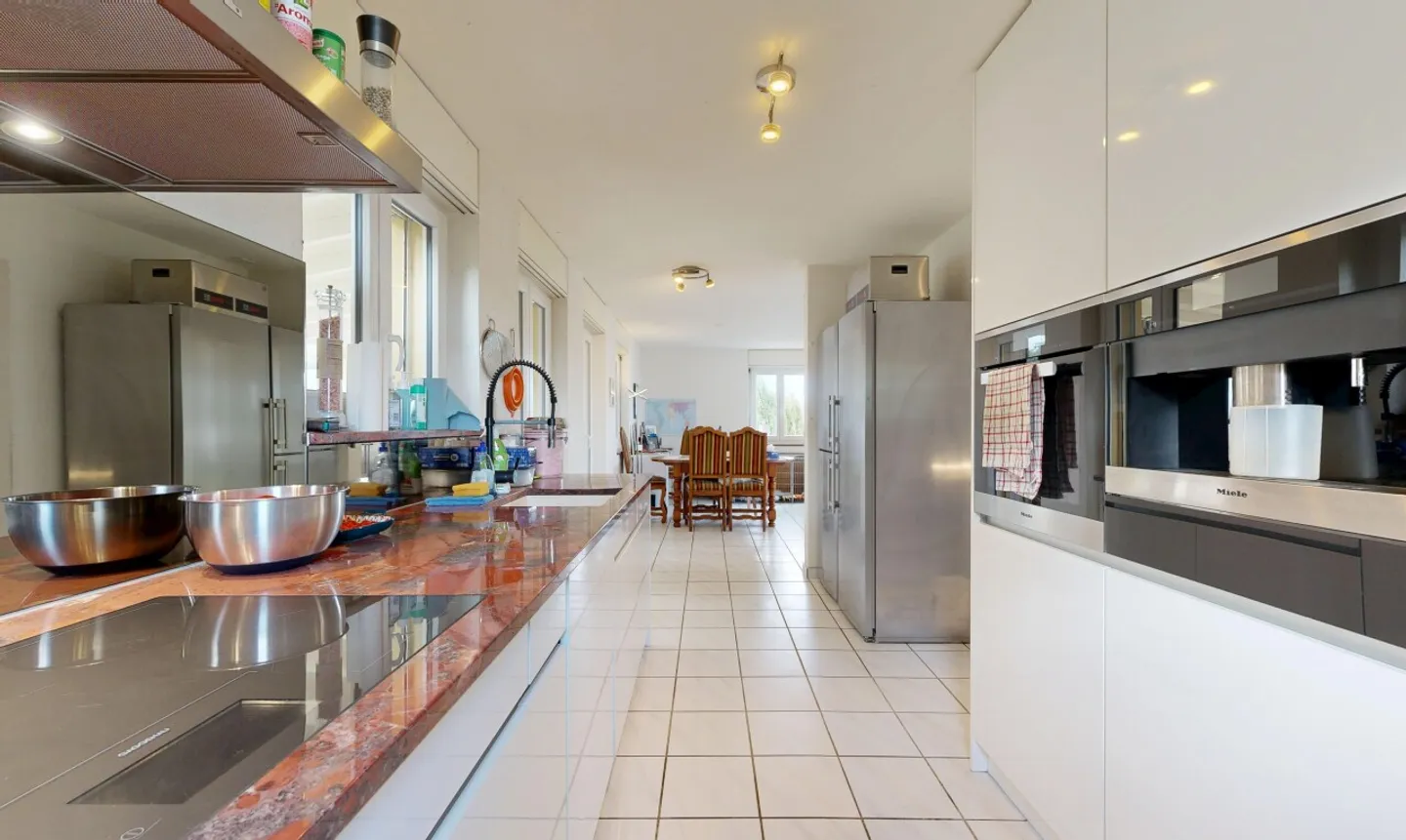 Spacious Family Home with Garden - Photo 5 of 11