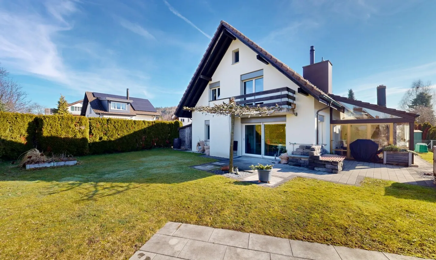 Family house with plenty of space, winter garden and sunny terrace - Photo 1 of 11