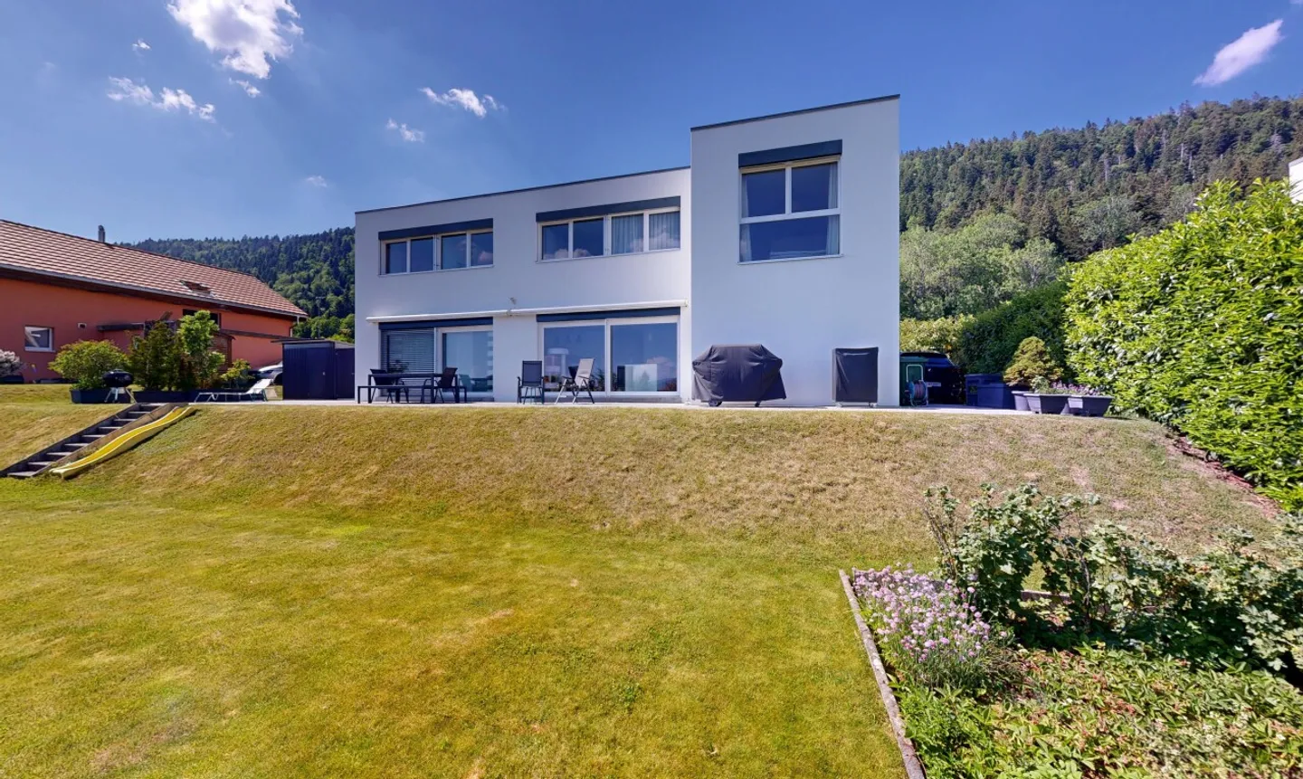 Family home with garden and panoramic mountain view - Photo 11 of 13