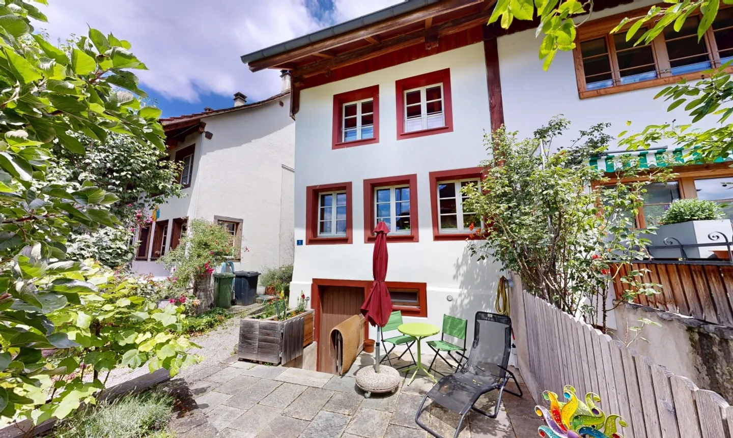 Light-flooded 5.5-room house with plenty of space in Mettmenstetten - Photo 1 of 11