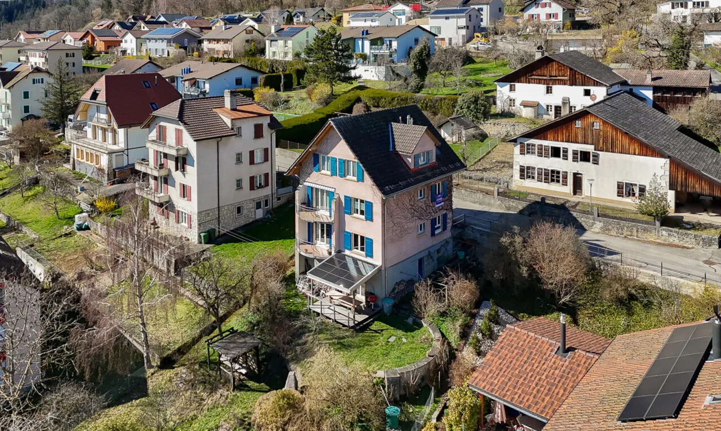 Grande demeure familiale de 2 appartements: 6,5 pièces + 3 pièces - Foto 1 von 11