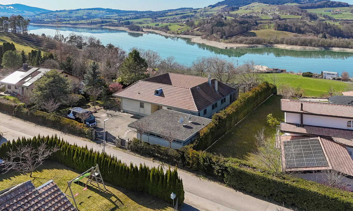 Exceptional villa with panoramic view of the lake - Photo 2 of 11