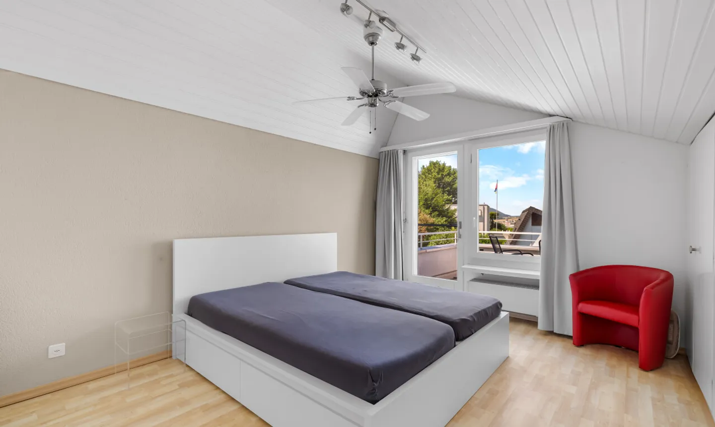 Maison individuelle de 6 pièces dans une impasse calme avec piscine extérieure - Photo 7 sur 11