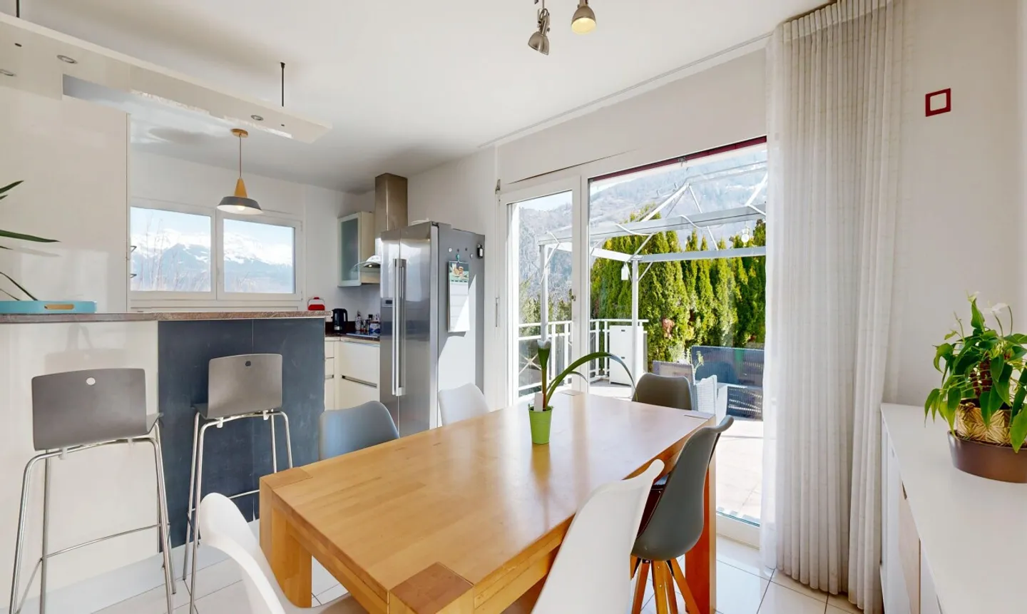 Spacious family home with terrace - Photo 7 of 11