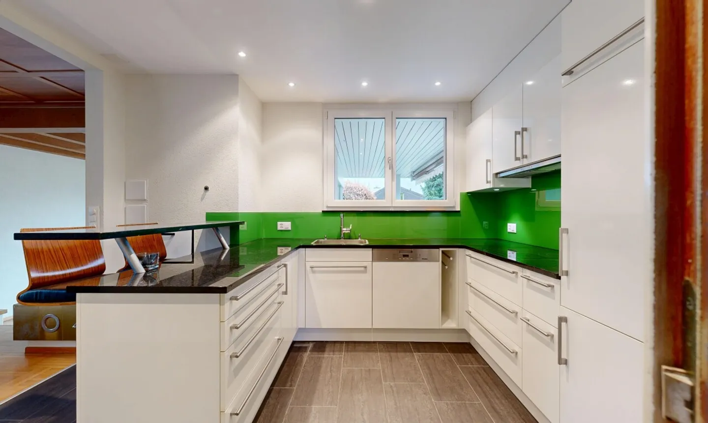 Maison individuelle spacieuse de 6,5 pièces avec un terrain de 1 111 m2 - Photo 3 sur 11