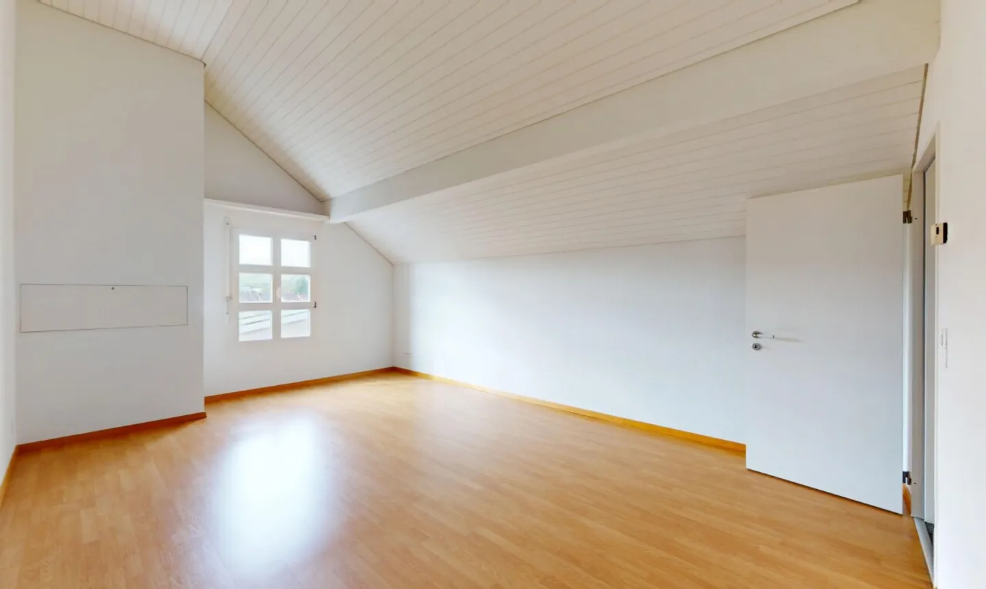 Spacious Maisonette Apartment with a View - Photo 5 of 11