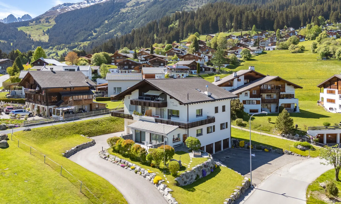 Charmante Dachwohnung mit Bergblick - Foto 1 von 11