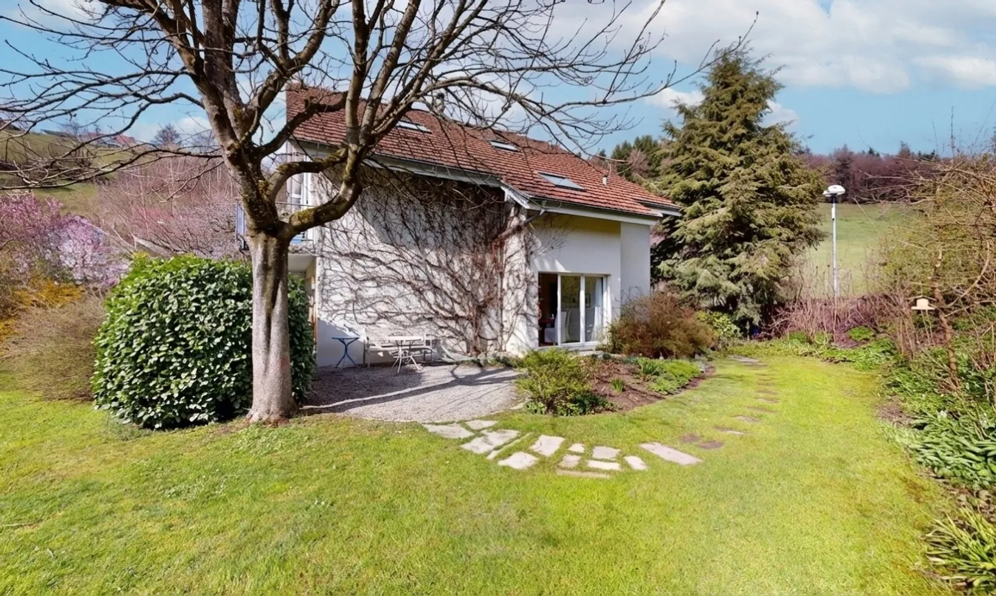 Maison lumineuse avec jardin de rêve - Photo 2 sur 11