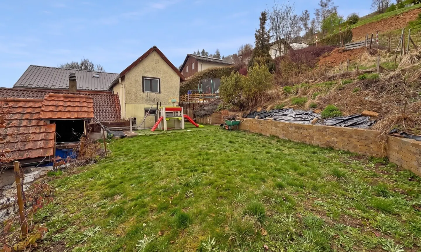 Detached villa with storage and workshop - Photo 2 of 11