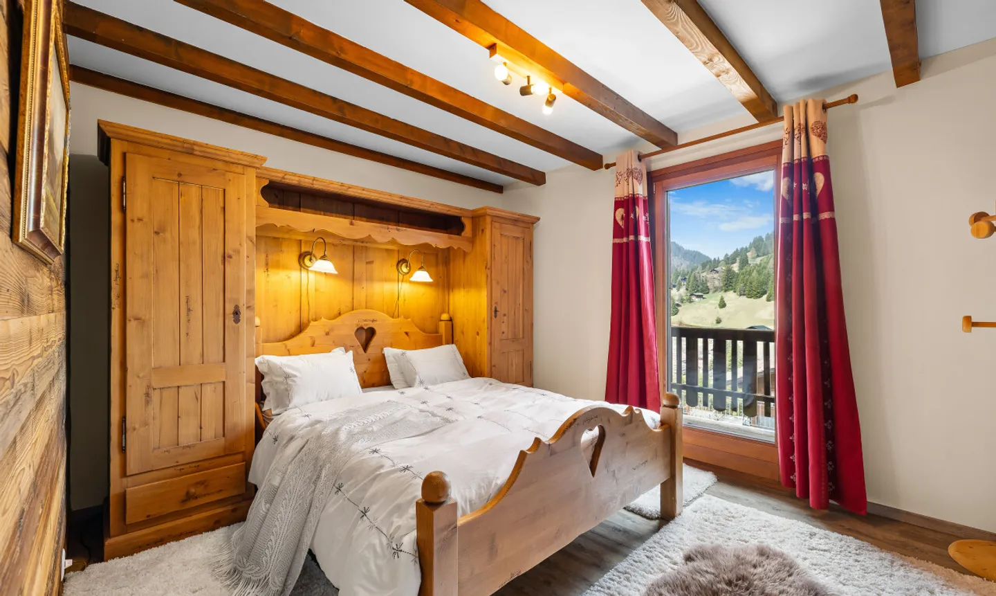 Exclusive: Stunning 5-Bedroom Chalet Recently Renovated - Photo 7 of 11