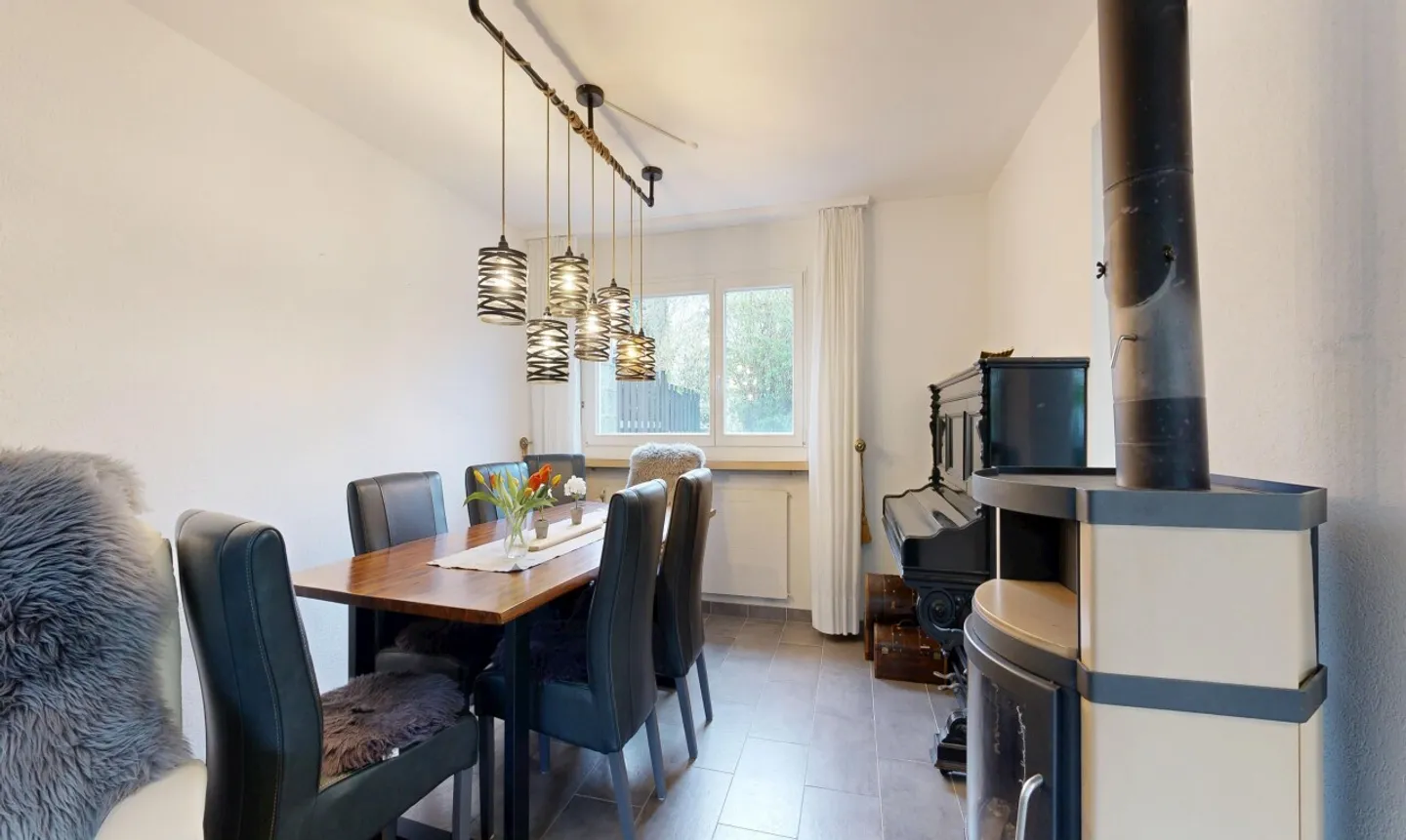 Renovated 5.5-room semi-detached house with large garden and separate garage - Photo 3 of 11