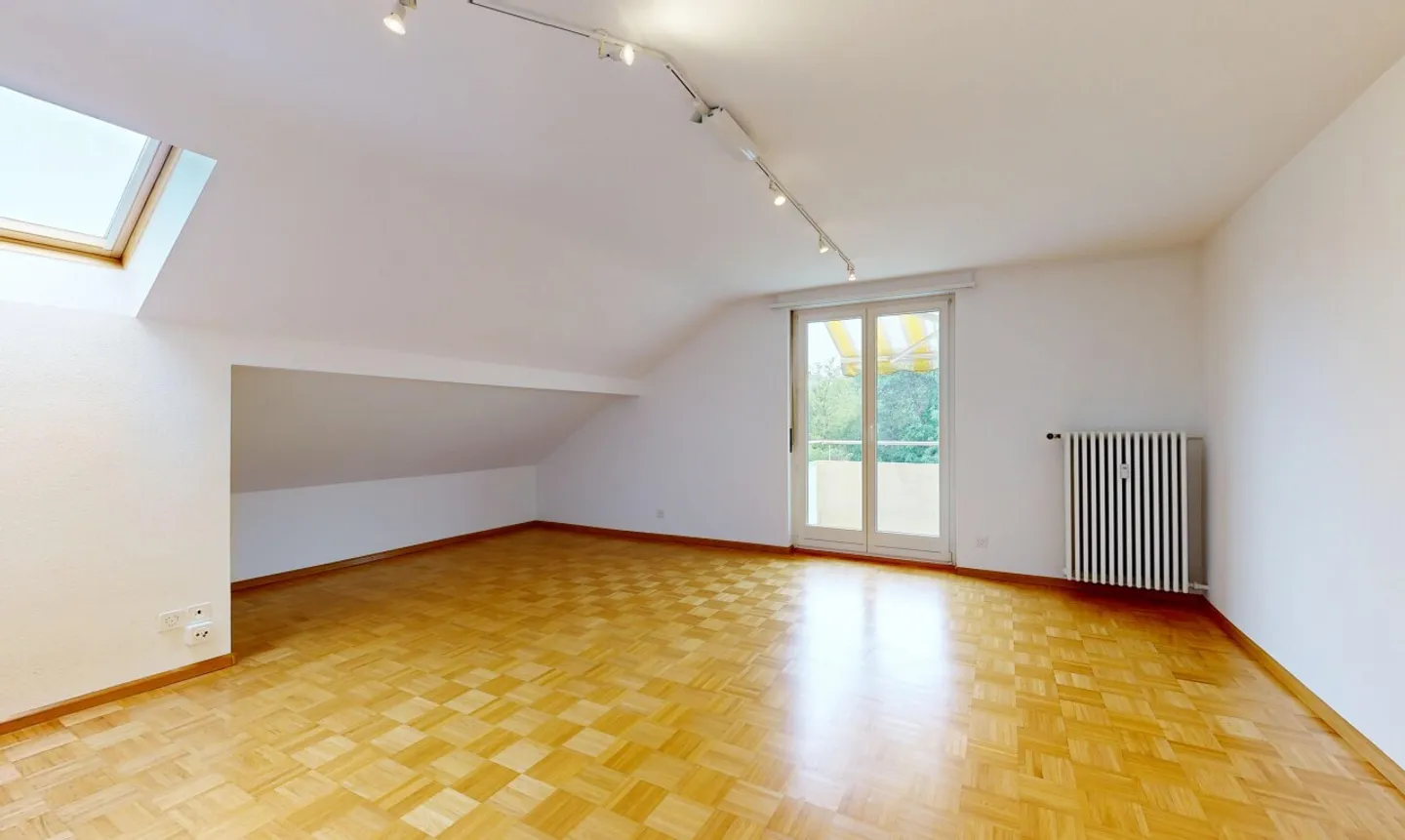 Maisonette attico con tre balconi e giardino privato - Foto 9 di 11