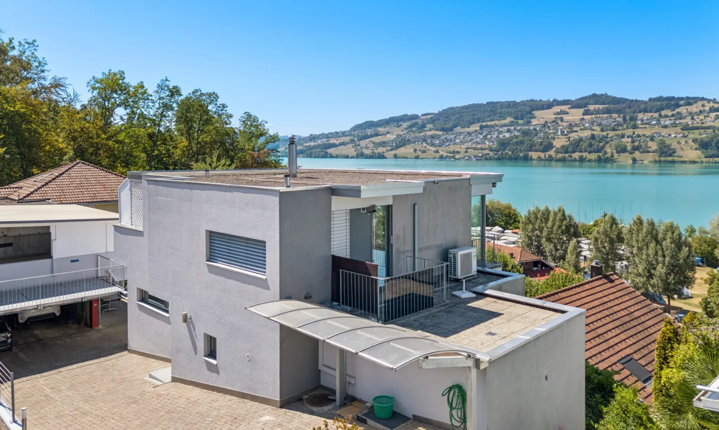 Maison individuelle spacieuse de 6,5 pièces incluant un appartement séparé à Tennwil - Photo 1 sur 11