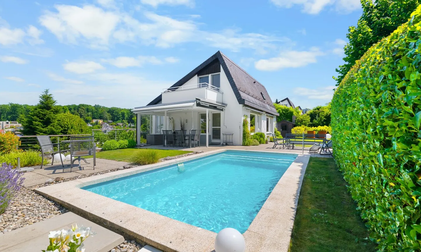 6-Room Single-Family House in a Quiet Cul-de-Sac with Outdoor Pool - Photo 1 of 11