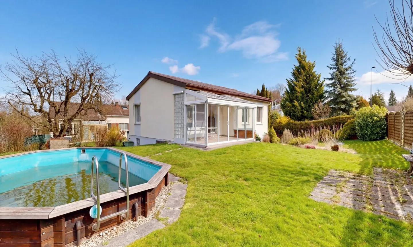 Casa indipendente con piscina e giardino - Foto 1 di 11