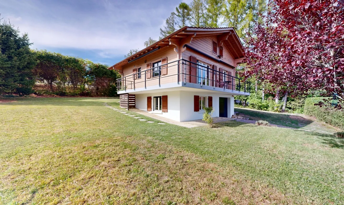 Fully renovated chalet in Arzier – absolute calm, panoramic view - Photo 1 of 11