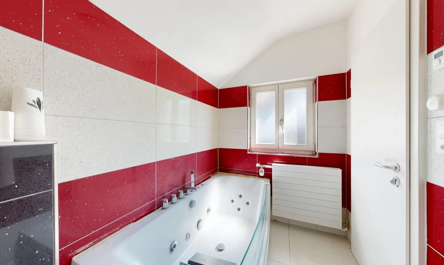 Charmantes 5.5 Zimmer Einfamilienhaus mit zusätzlichen Räumlichkeiten - Foto 10 von 11