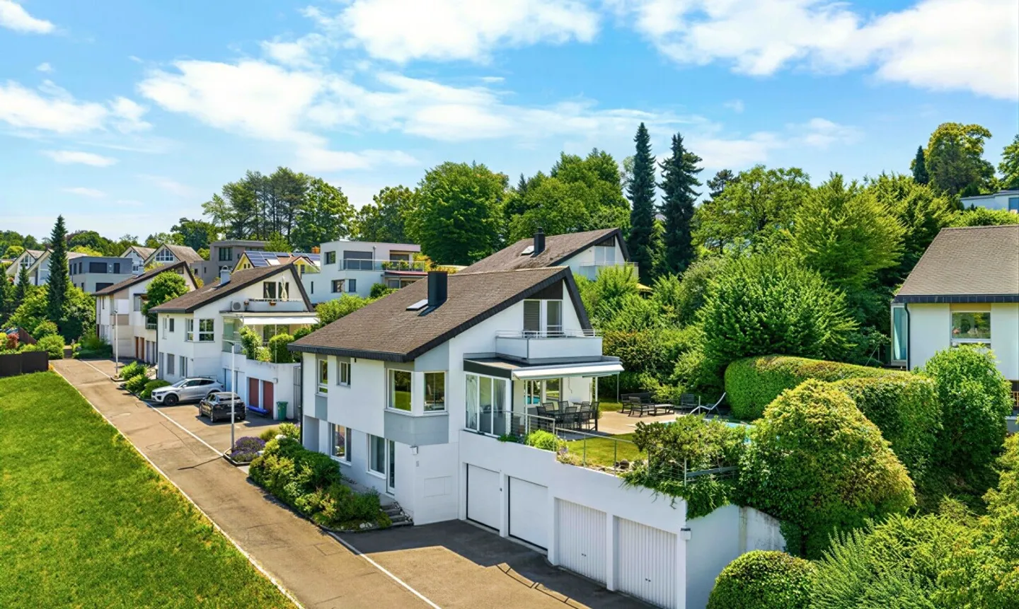 Maison individuelle de 6 pièces dans une impasse calme avec piscine extérieure - Photo 2 sur 11