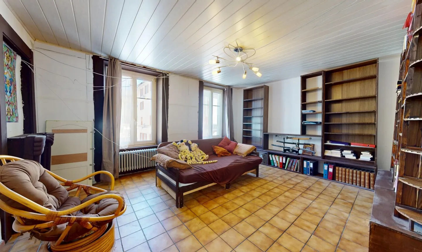 Edificio unico da ristrutturare - Proprietà luminosa con volumi generosi - Foto 5 di 11