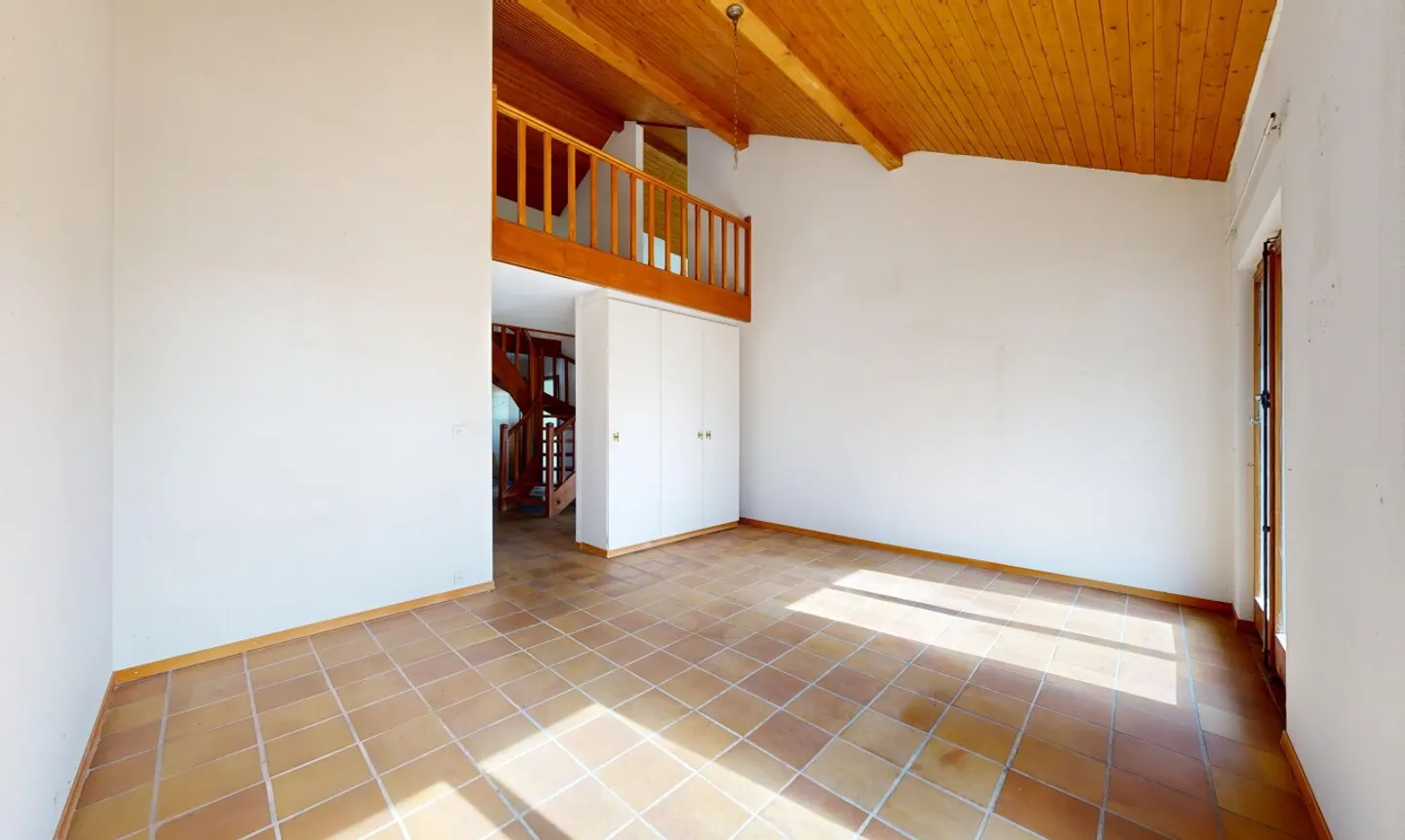 Villa di architetto con potenziale su 1.298 m² - Foto 3 di 11