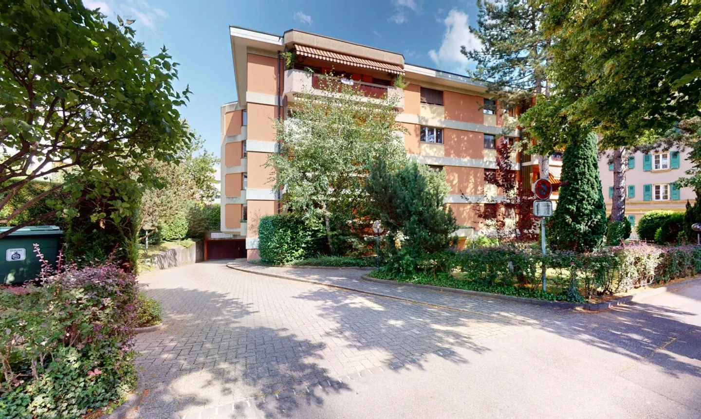 Lausanne CHUV: Renovated 2.5 Rooms with West-Facing Balcony - Photo 10 of 11