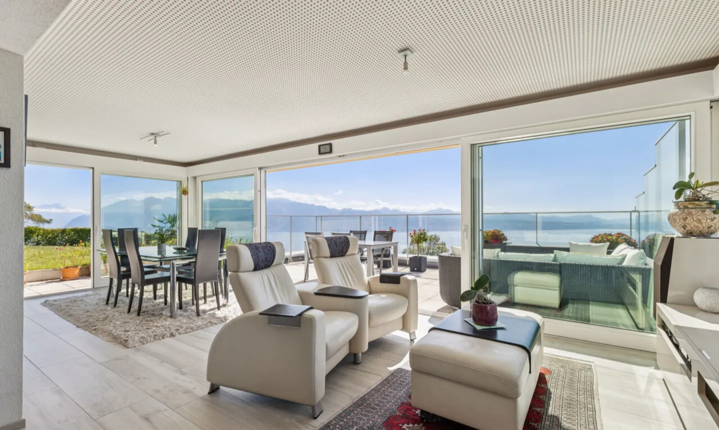 Magnificent individual villa with stunning lake view in Belmont - Photo 3 of 11