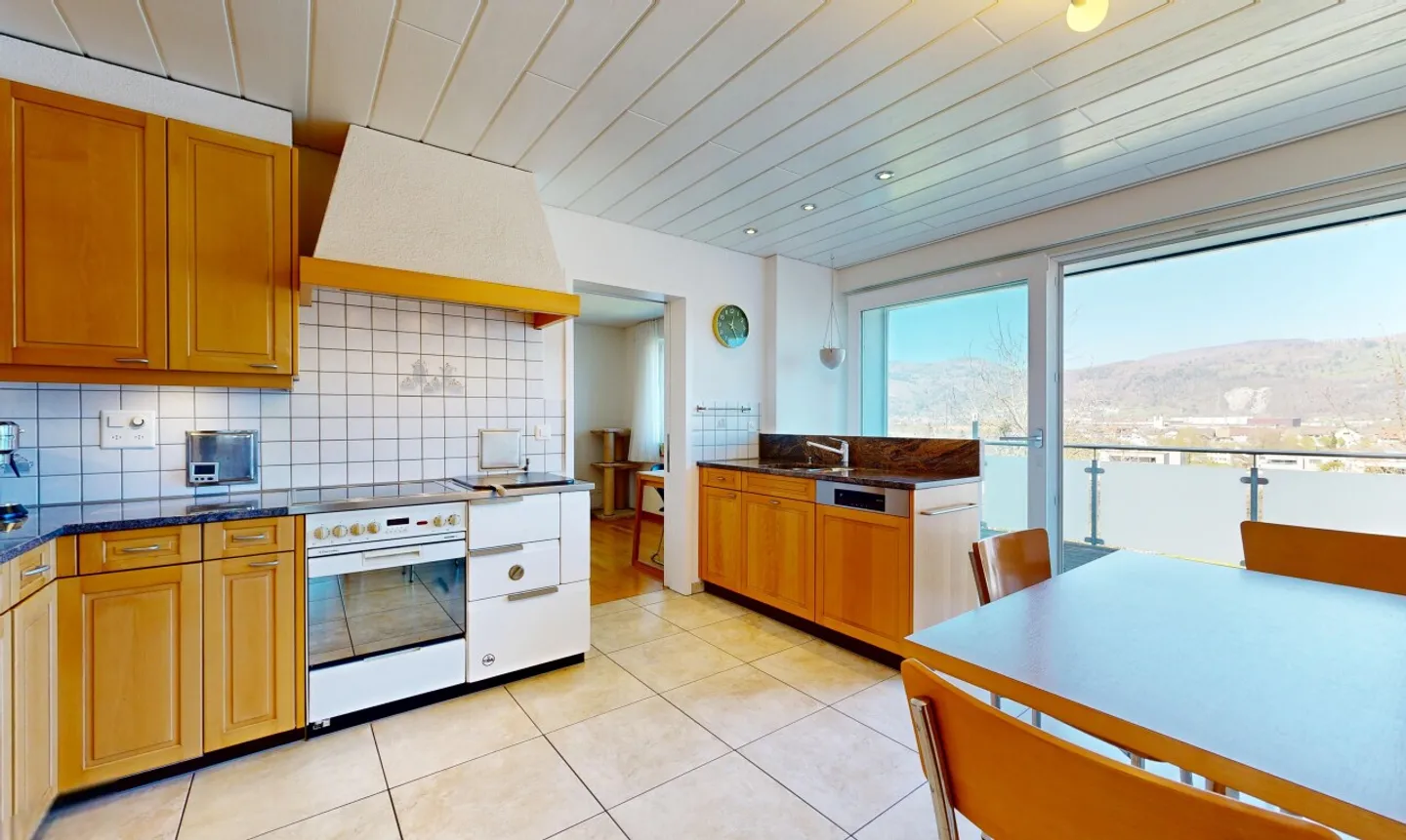 5-Room House with Scenic Views - Photo 7 of 11