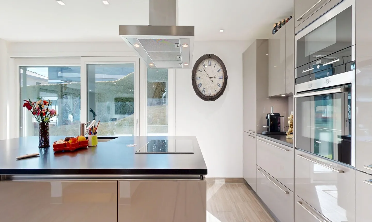 Spaziosa casa familiare con terrazze, giardino e volumi generosi - Foto 5 di 11