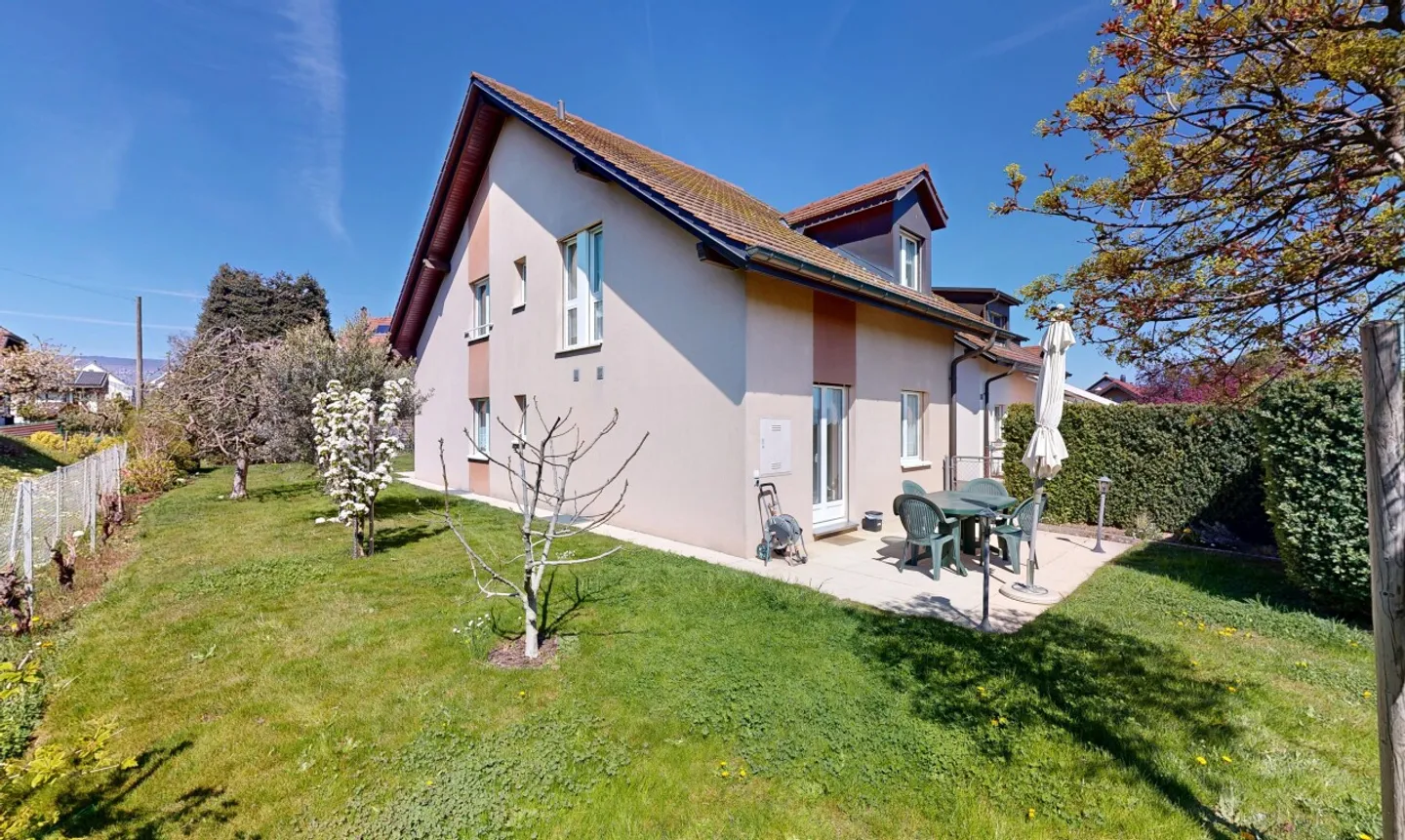 Comfort and Space: 5.5-Room Semi-Detached House with Garden in Gland - Photo 5 of 11