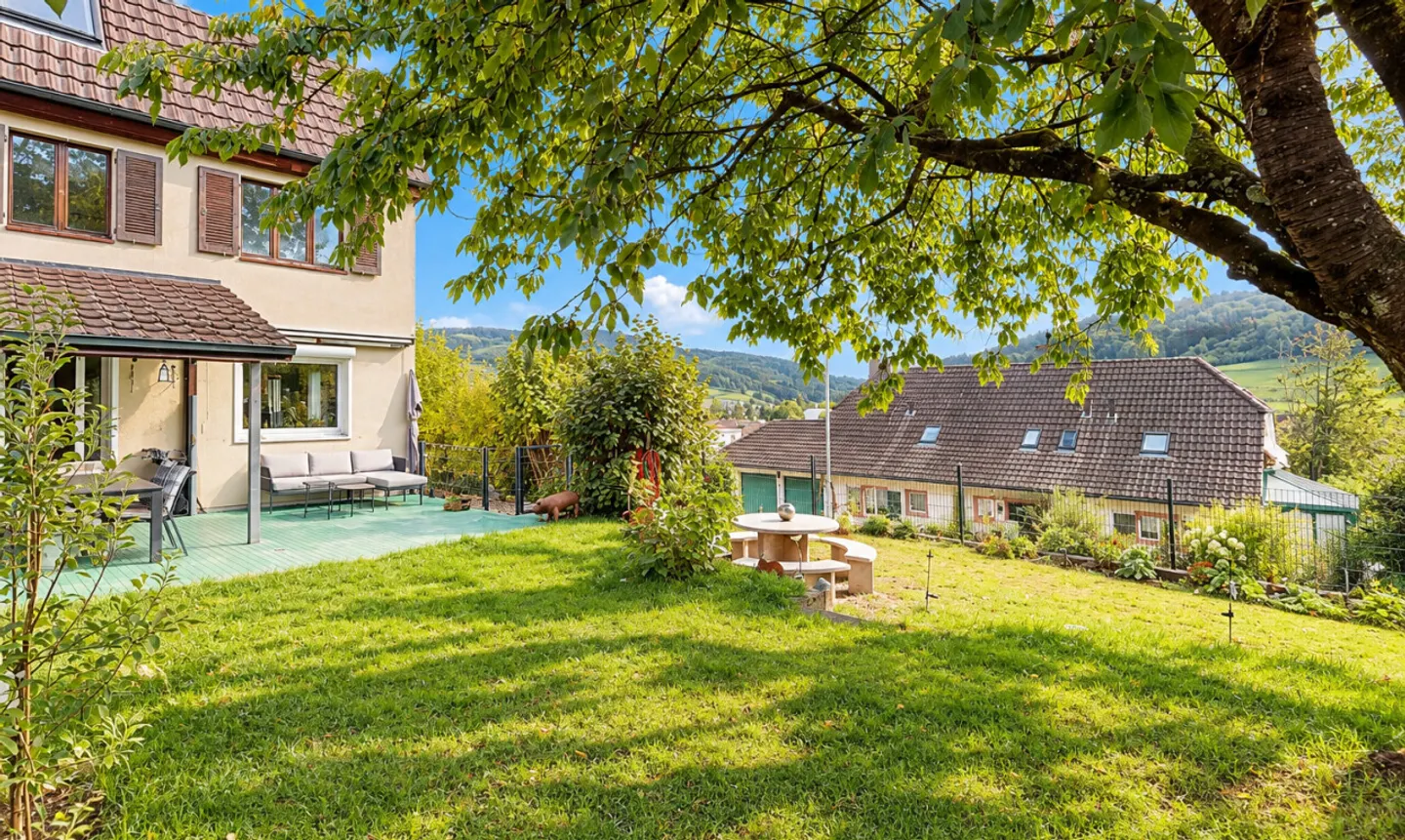5.5-Room Corner Townhouse with Generous Garden and Far-Reaching Views - Photo 3 of 11