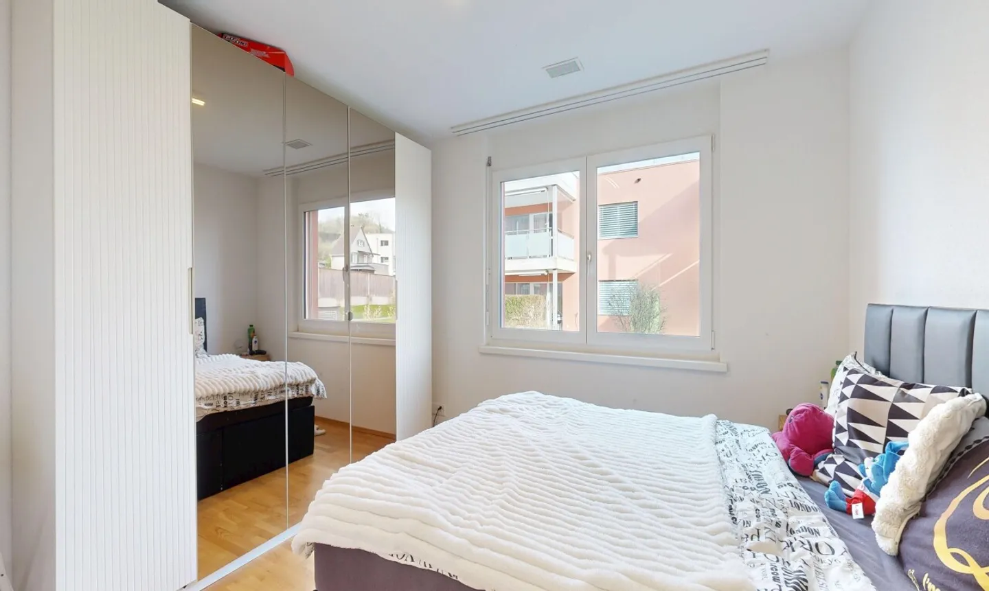 Moderne 3.5-Zimmer-Gartenwohnung mit 184 m² Garten und Sitzplatz - Photo 10 sur 11